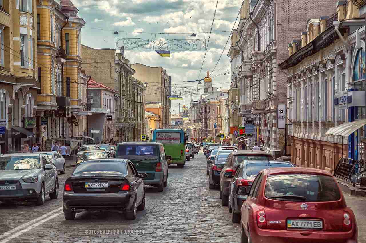Харьковчане недовольны припаркованными на Сумской машинами и требуют их эвакуировать