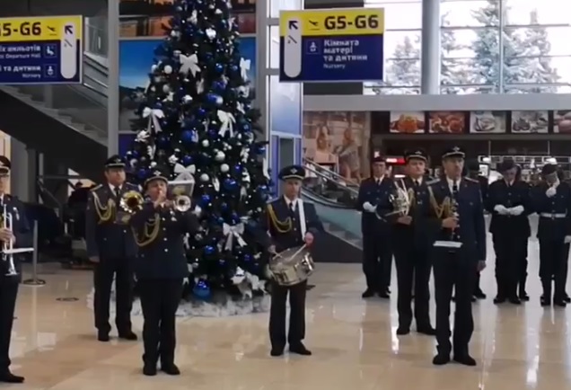 В Харьковском аэропорту сыграл оркестр (видео)