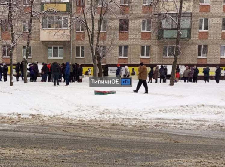 В Харькове выстроилась огромная очередь в секонд-хенд