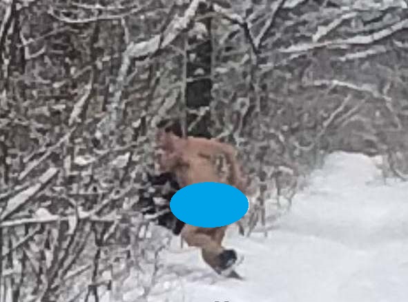 В Лесопарке бегал голый мужчина