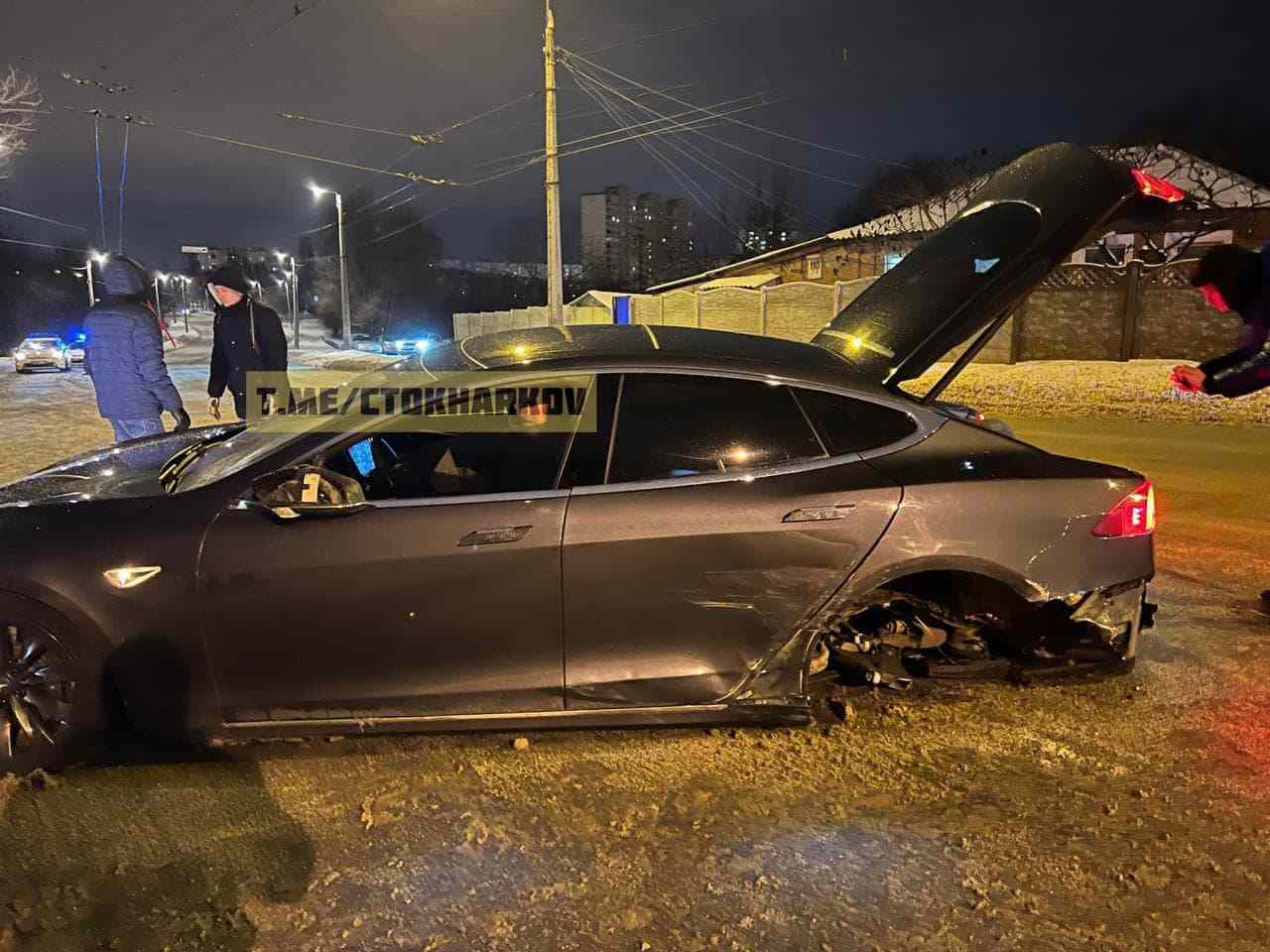 В Харькове пьяный водитель влетел в Tesla (фото)