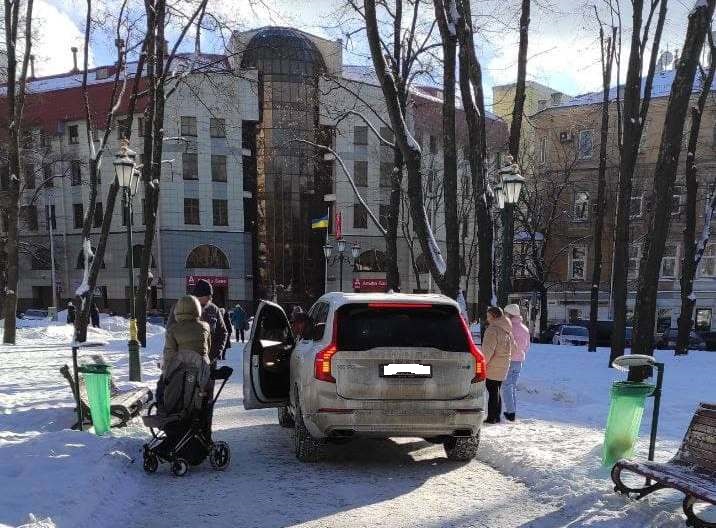 В Харькове джип ездил по тротуарам в сквере на Зеркальной струе