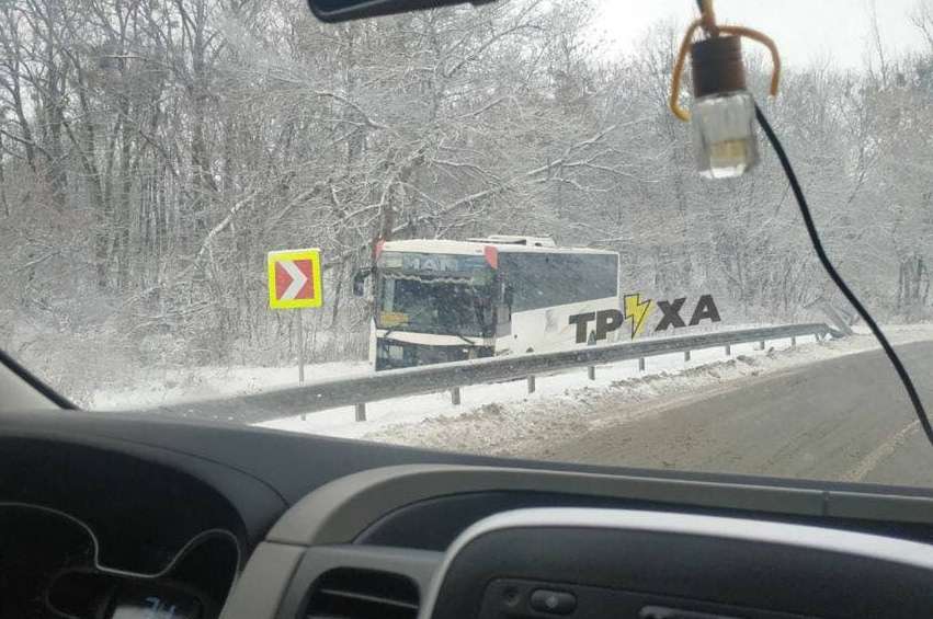 Под Харьковом пассажирский автобус слетел с дороги в кювет (видео)