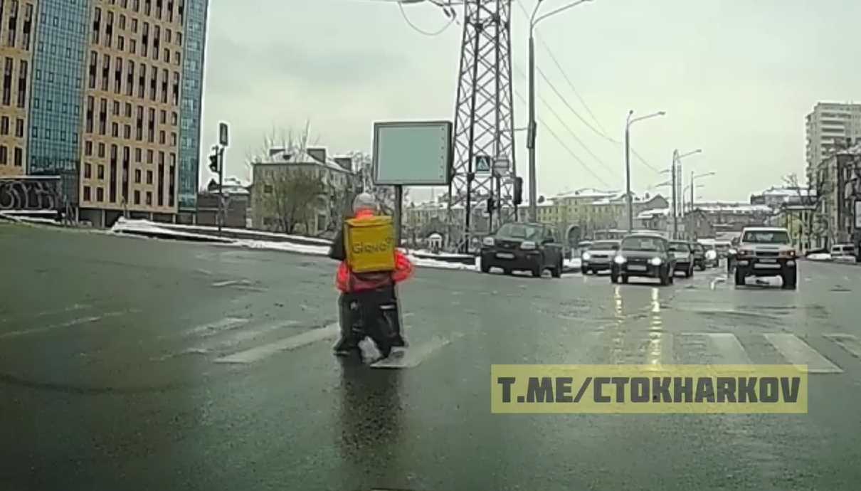 В Харькове на перекрестке опять отличился доставщик Glovo (видео)