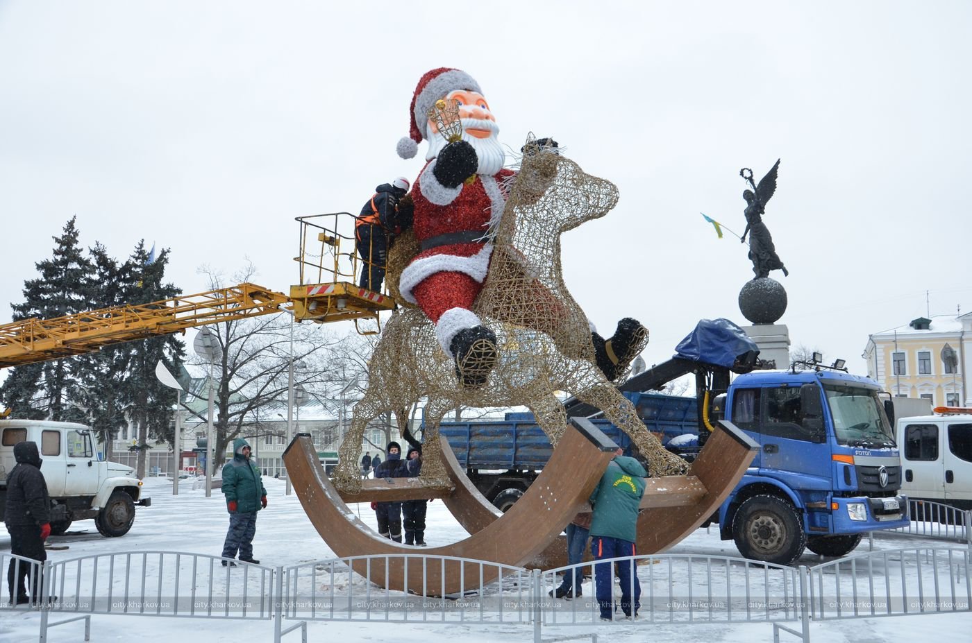 В Харькове начали убирать новогодние арт-объекты (фото)