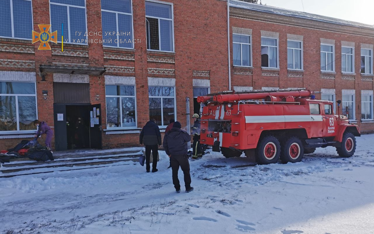 Под Харьковом - пожар в школе, эвакуировано 200 детей (фото)
