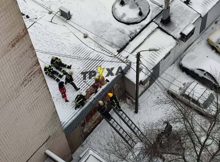 В Харькове человек выпал из окна