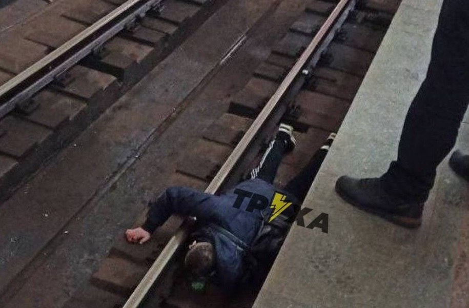 В харьковском метро человек упал на рельсы (фото)