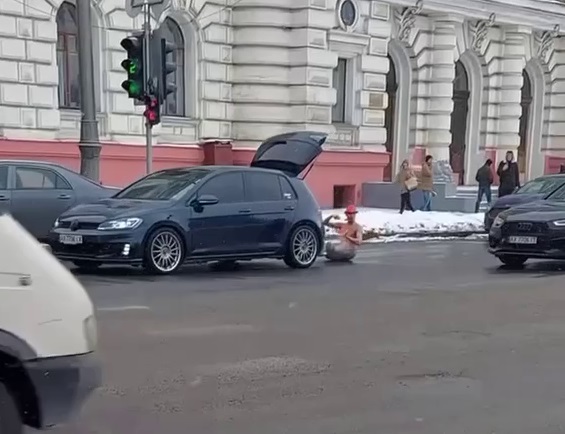 Полуголый мужчина проехался по центру Харькова в тазике