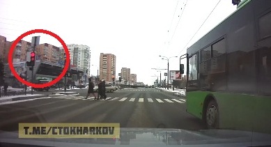 В Харькове троллейбус поехал на красный (видео)