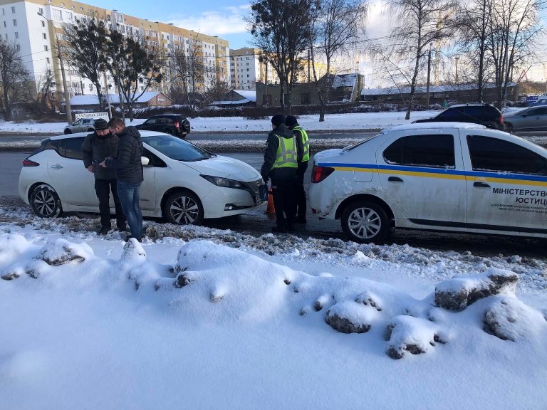 У харьковчанина отобрали машину в счет долга за отопление