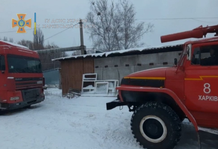 В Харькове на обледеневшей дороге застряла фура