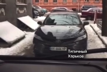 В Харькове припаркованная машина полностью заблокировала проезд