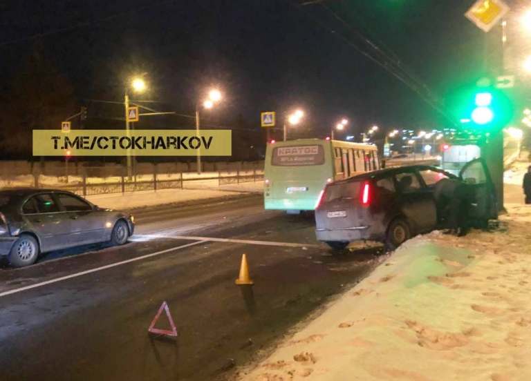 На Гагарина машина вылетела с дороги в столб