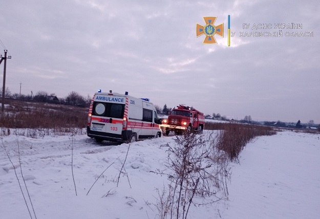 Под Харьковом в снегу застряла скорая с больным ребенком