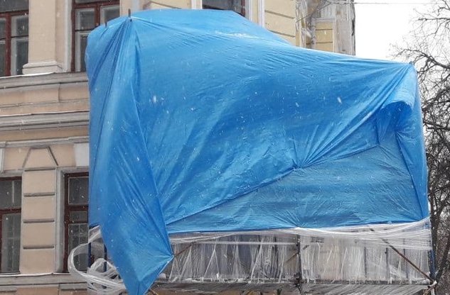 В центре Харькова старинное здание закутали в синий полиэтилен