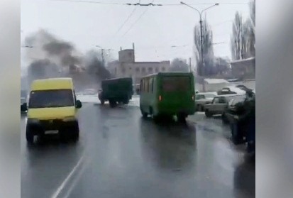 В Харькове посреди дороги загорелся грузовик, его тушили снегом (видео)