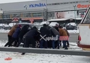 В Харькове пассажиры трамвая руками отодвинули машину, которая заблокировала проезд