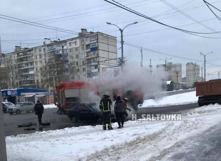 В Харькове посреди дороги загорелась машина