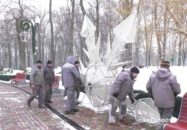 Парк Горького остался без новогодних украшений