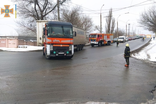 В Харькове на заснеженных дорогах застряли грузовики