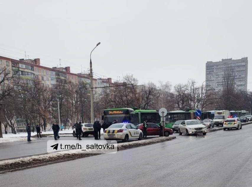 На Салтовке - авария, движение троллейбусов заблокировано