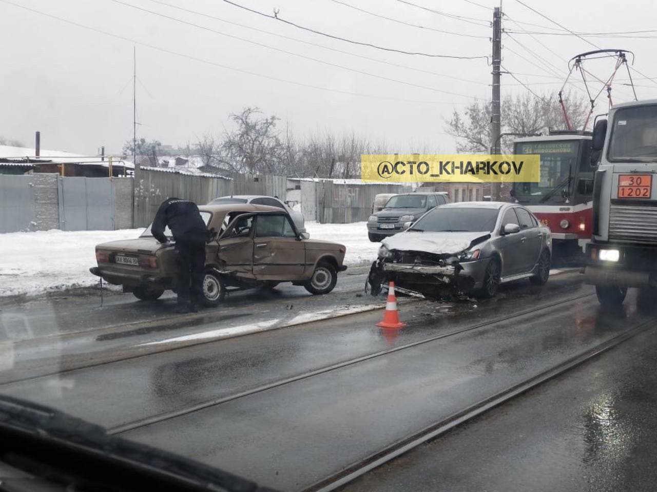 В Харькове машину занесло на рельсах, движение трамваев заблокировано (видео)