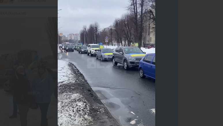 В Харькове проходит патриотический автопробег
