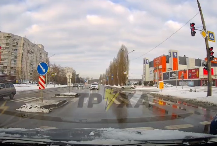 По встречке на красный: в Харькове таксист грубо нарушил правила (видео)