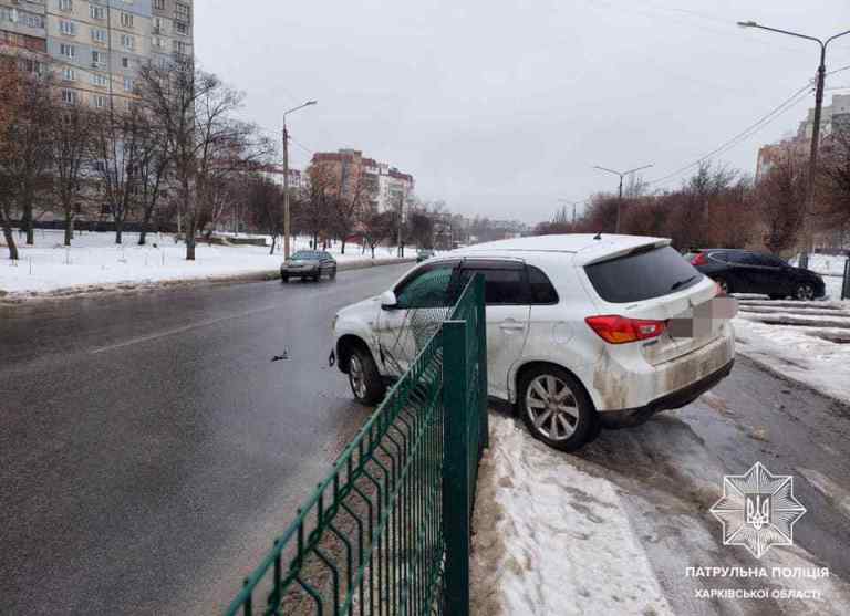 Тройное ДТП на Салтовке: машина снесла забор (фото)