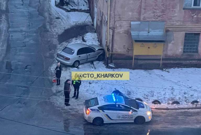 В Харькове машина врезалась в дом (фото)