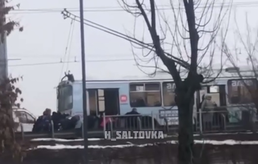 В Харькове пассажиры толкали троллейбус (видео)