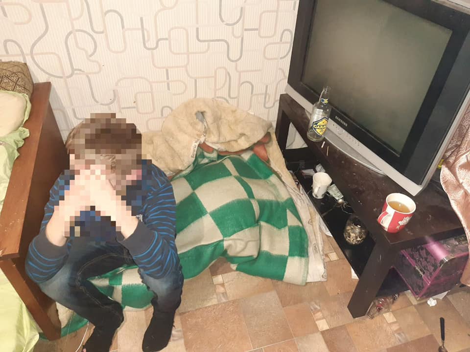 Спал на полу, кормила соседка: в Харькове у матери забрали ребенка (фото)