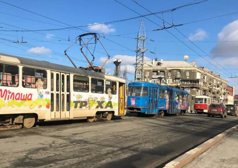 На Московском из-за аварии остановились трамваи (фото)