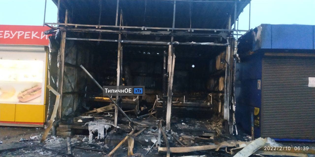 В Харькове дотла сгорел магазин (фото)
