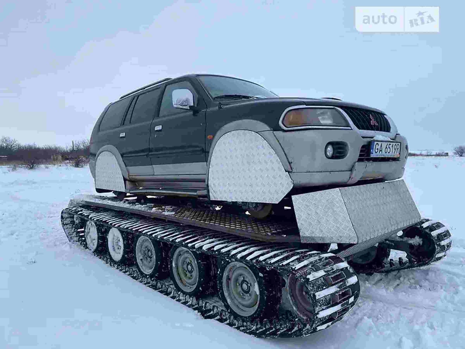 В Харькове продают гибрид машины и танка - джип на гусеницах (фото, видео)