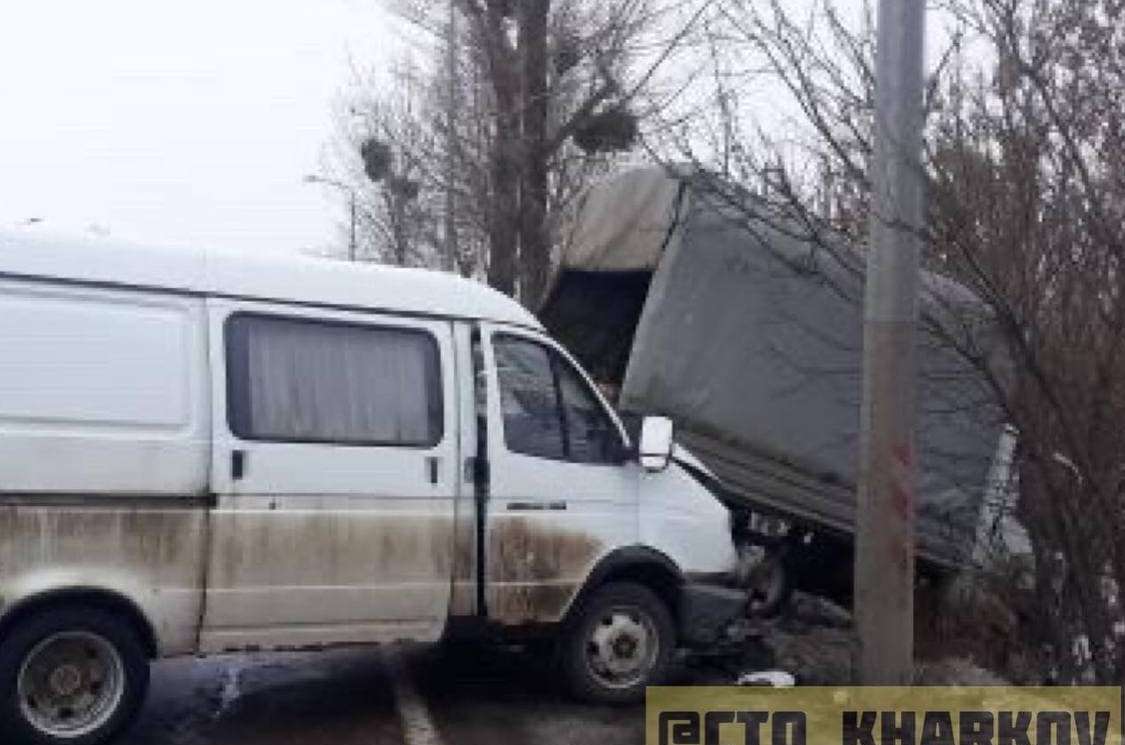 На выезде из Харькова две "ГАЗели" вылетели с дороги