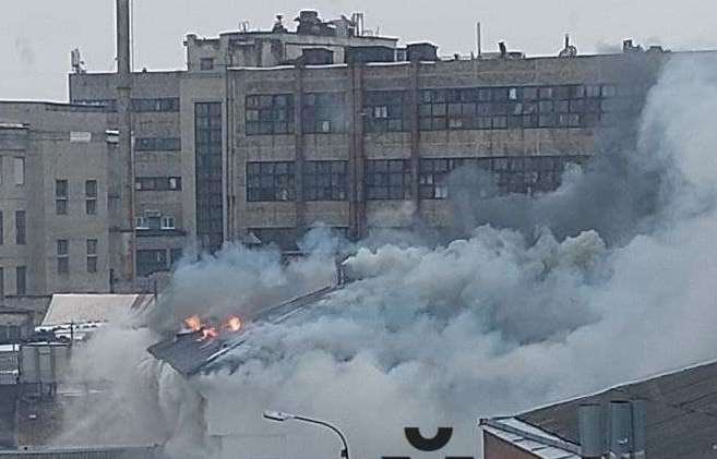 В Харькове - крупный пожар, дым поднимается на десятки метров (видео)