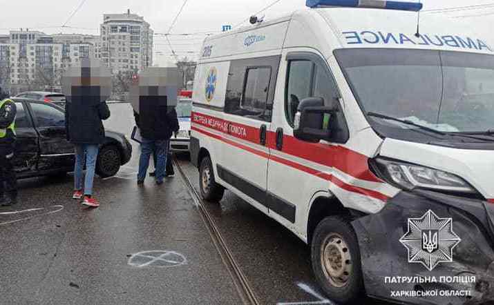 В Харькове "скорая" попала в аварию: видео момента ДТП