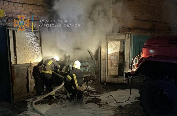 В Харькове сгорел гараж с машиной (видео)
