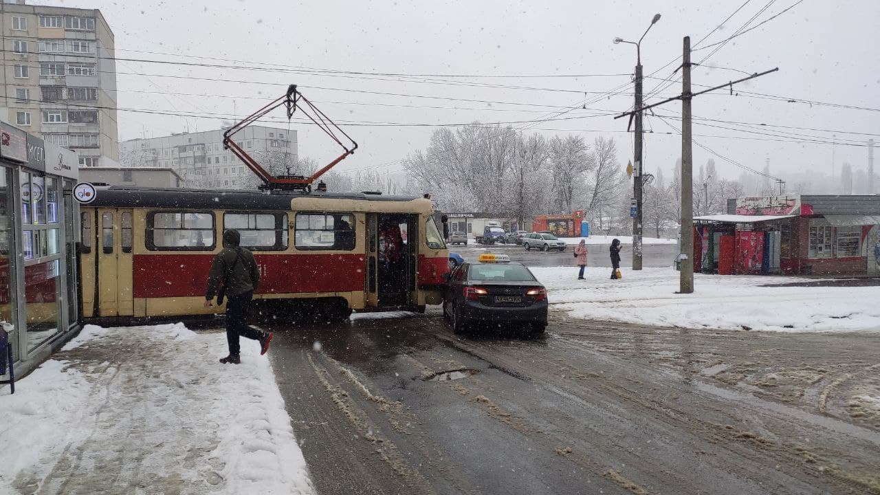 На Салтовке трамвай столкнулся с такси
