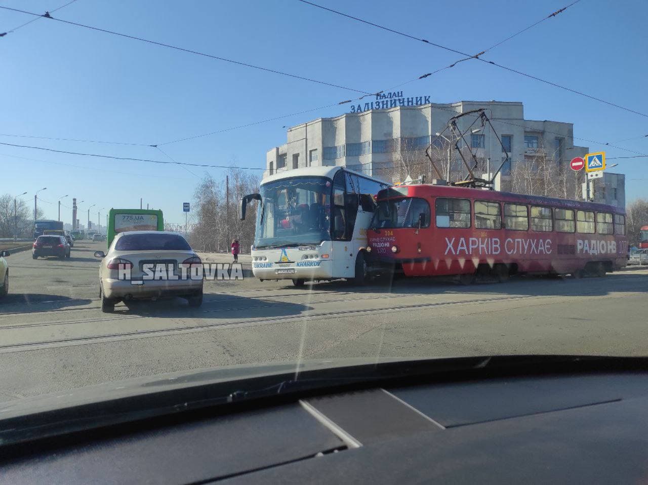 В Харькове столкнулись трамвай и автобус спортклуба