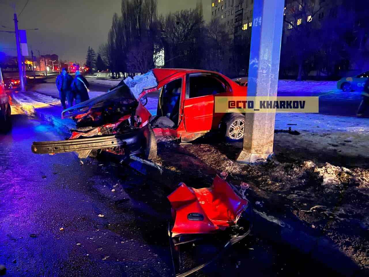 На Гагарина Lanos влетел в столб. Машина всмятку (фото)