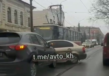 Авария в Харькове заблокировала движение трамваев (видео)
