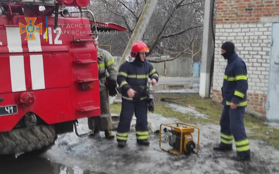 Под Харьковом подтопило дорогу и огороды (фото)