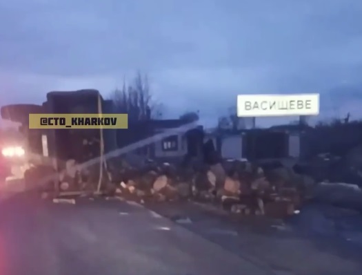 В пригороде Харькова перевернулся грузовик (видео)