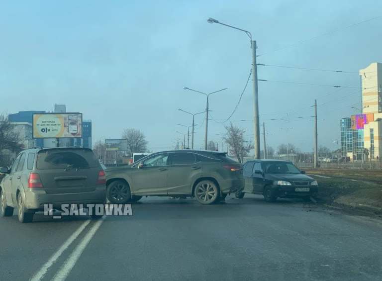 На Салтовке – тройное ДТП, машины перегородили дорогу