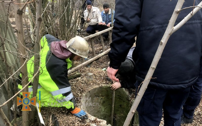 Под Харьковом девушка упала в десятиметровый колодец: фото с места происшествия