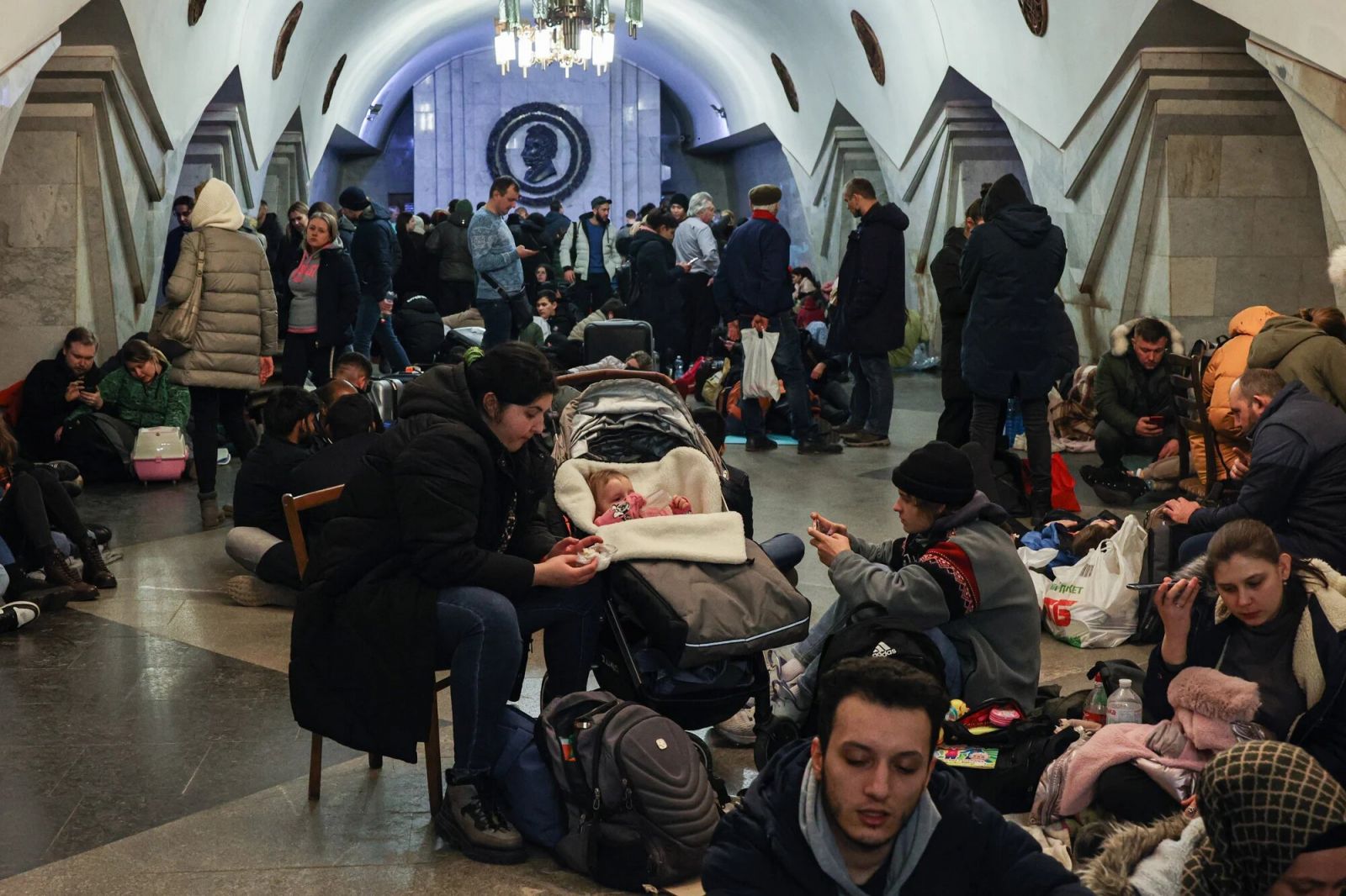 В Харькове в метро передают детское питание и медикаменты