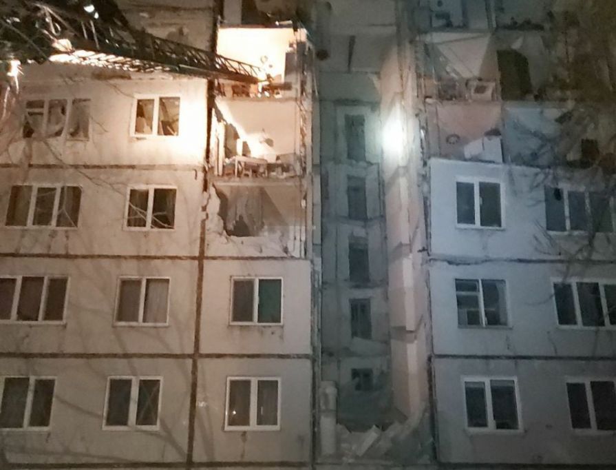 В Харькове ночью снаряд попал в жилой дом, есть жертвы (фото)